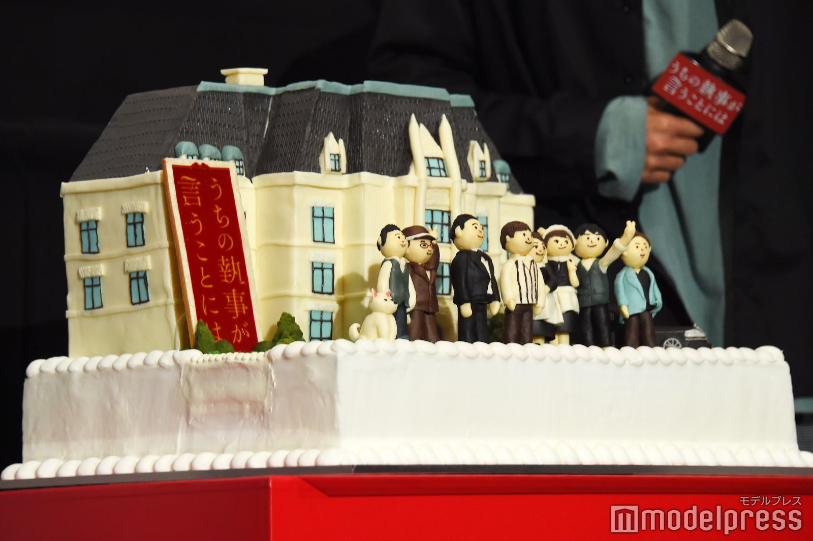 サプライズで上流階級ケーキが登場！（C）モデルプレス