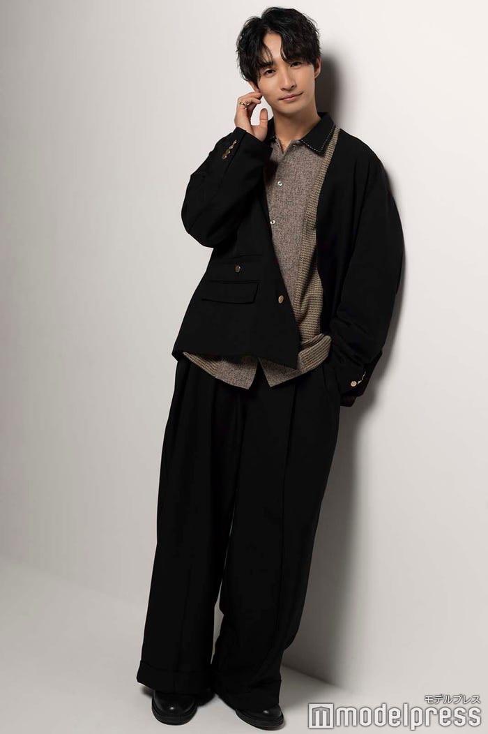 古屋呂敏/ヘアメイク:mayumi shiraishi、スタイリスト:勝見宜人 (Koa Hole inc.)/ジャケット ¥11,880-、シャツ ¥6,600-、パンツ ¥6,930-/すべて CASPER JOHN(キャスパージョン)、ネックレス ¥3,630-/LHME(エルエイチエムイー)、その他スタイリスト私物/問い合わせ先:Sian PR(シアン PR)TEL 03-6662-5525(C)モデルプレス