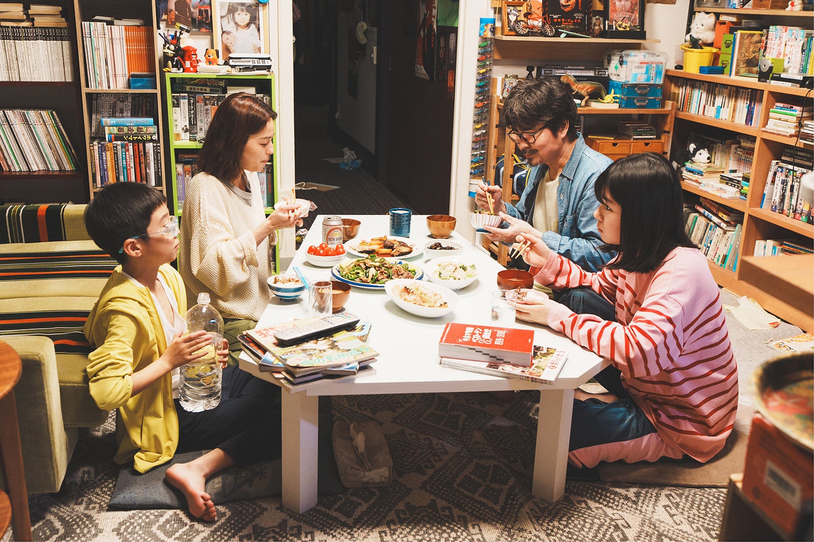 嶋田鉄太、中村アン、小澤征悦、渡邉心結「こんばんは、朝山家です。」第1話（C）ABCテレビ