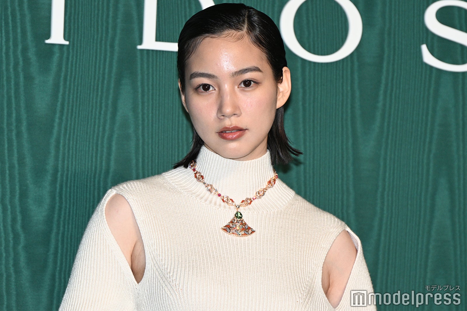 のん、大胆スリットワンピ×オールバックヘアで魅力放出【ブルガリ展覧会フォトコール第一夜】