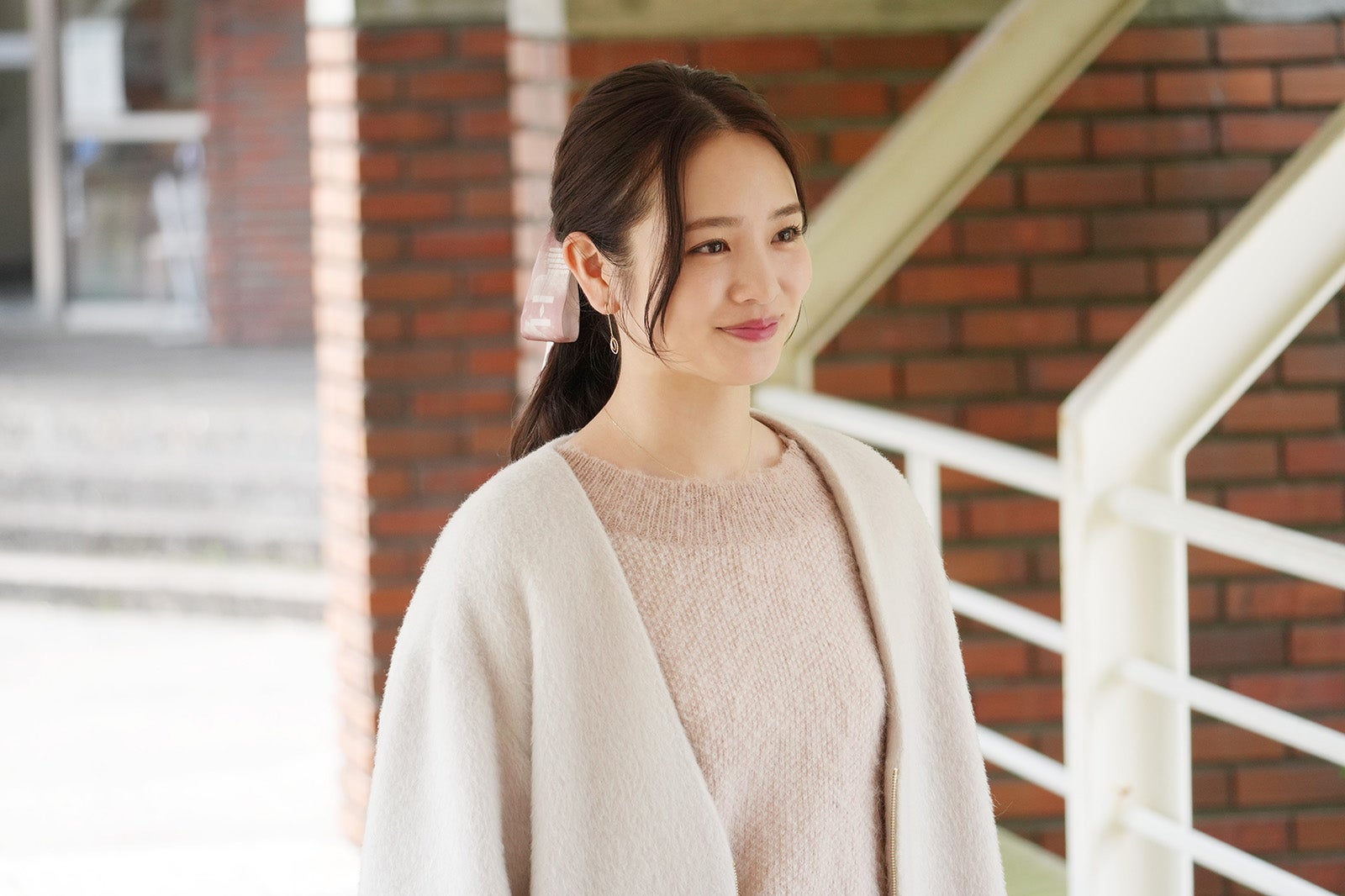 横田真悠、SixTONES京本大我を一途に思う姿表現 ファッションにも注目「言えない秘密」独占場面写真解禁