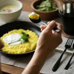 食卓が即おしゃれに♡マットな黒の食卓格上げテーブルウェア