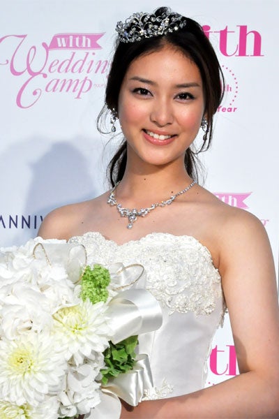 武井咲、初めてのウエディングドレスにご満悦 結婚願望を語る - モデル