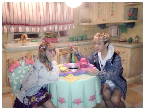 2ヶ月記念にディズニーシーに行ったときのぺことりゅうちぇる／ぺこオフィシャルブログより（Ameba）