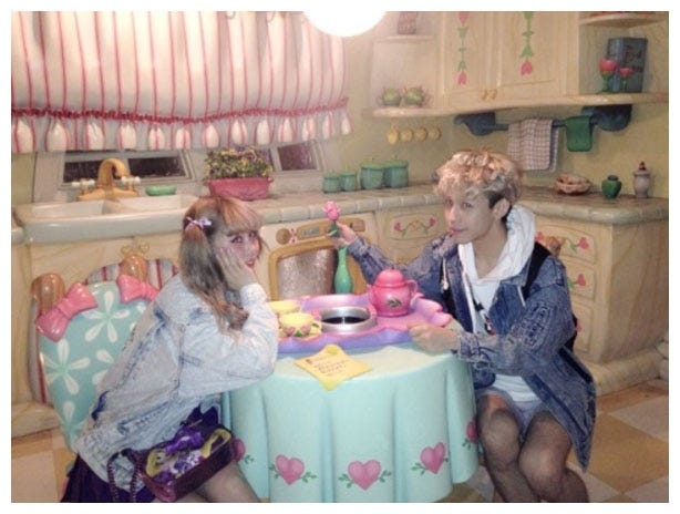 2ヶ月記念にディズニーシーに行ったときのぺことりゅうちぇる/ぺこオフィシャルブログより(Ameba)