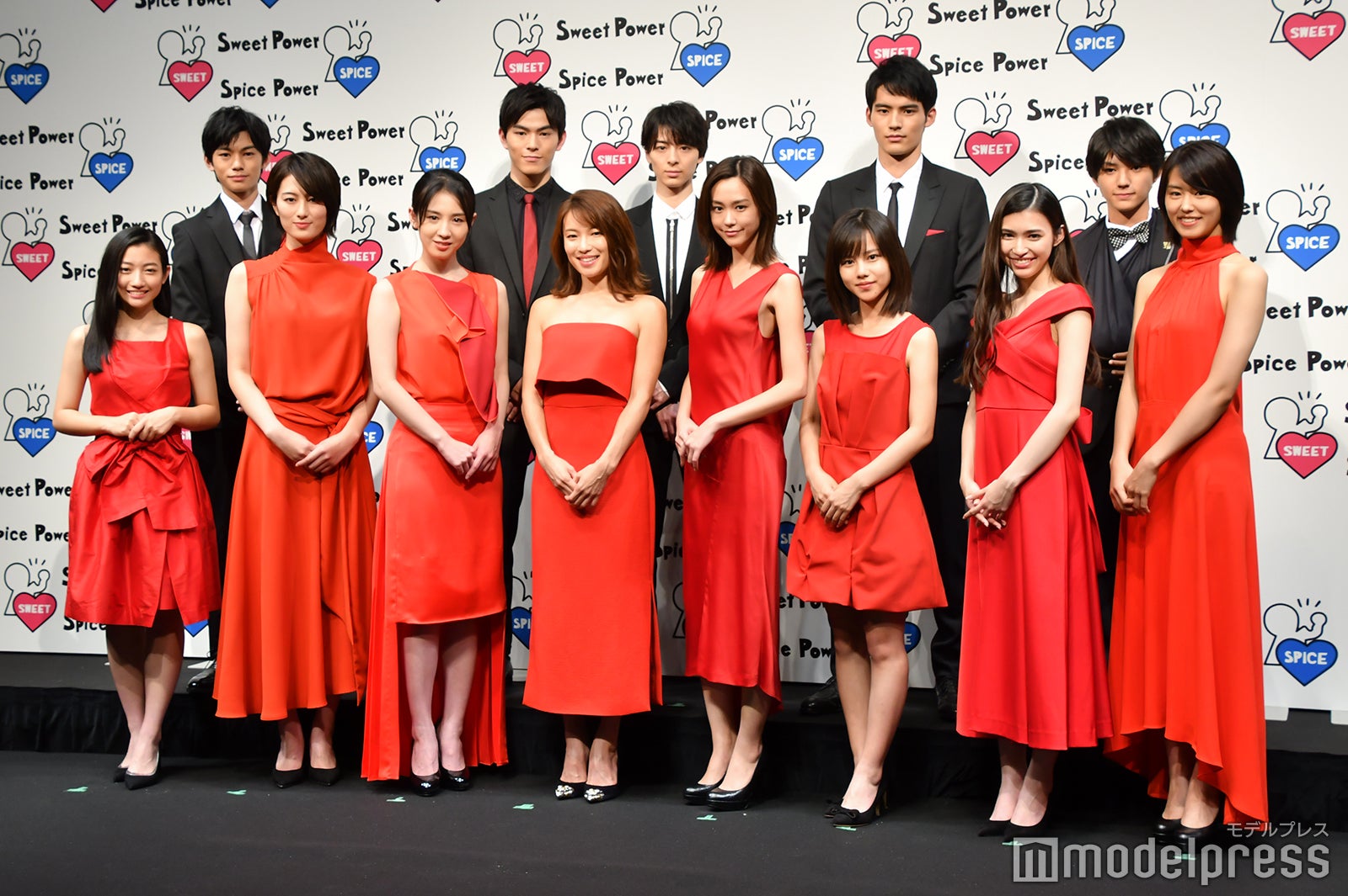 （前列左から）川島鈴遥、高月彩良、桜庭ななみ、内山理名、桐谷美玲、松風理咲、長見玲亜、竹内愛紗（後列左から）森山瑛、松大航也、高杉真宙、岡田健史、荒木飛羽（C）モデルプレス