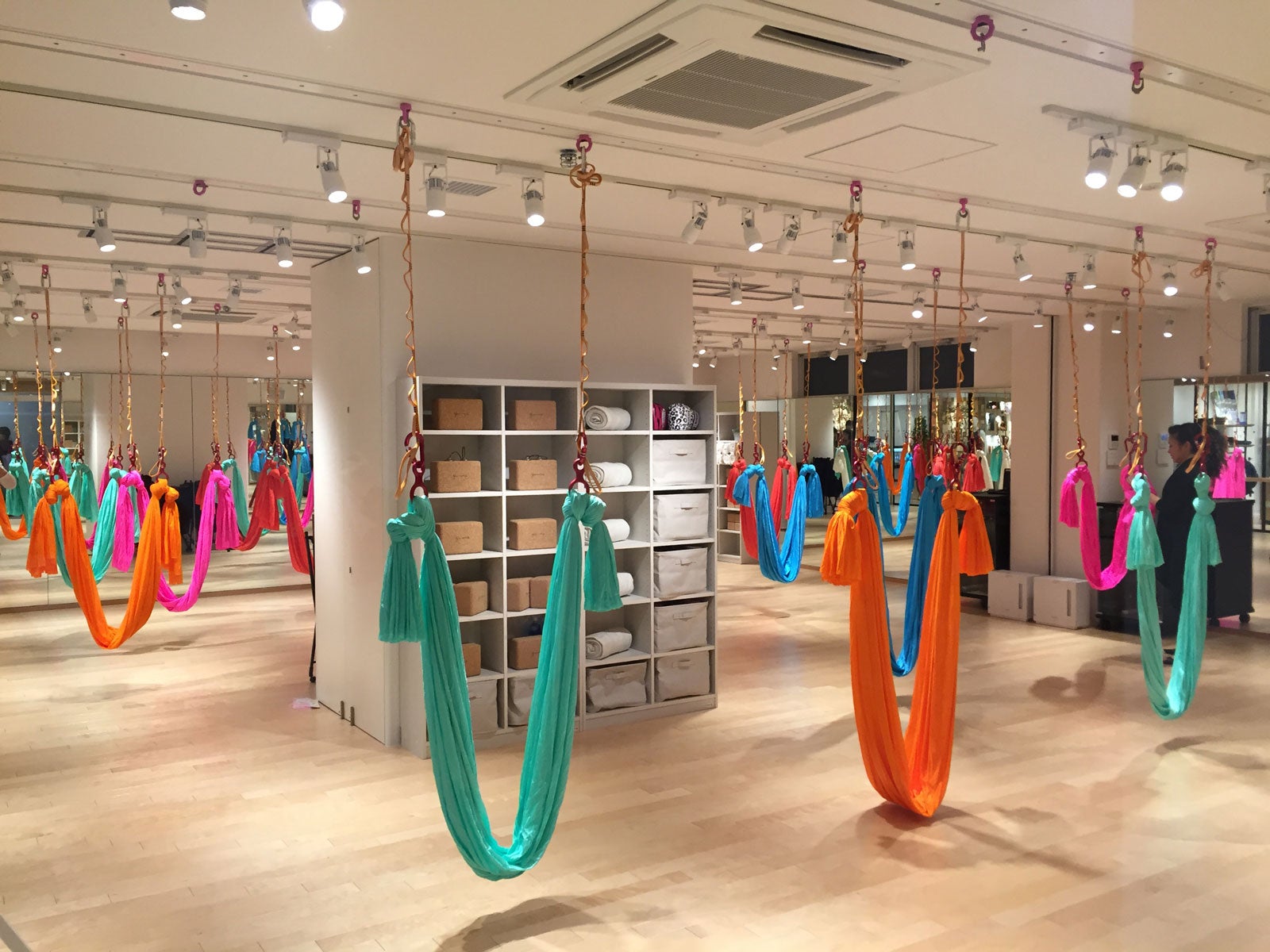 ハンモックを使用する空中ヨガ／画像提供：株式会社メガスポーツ