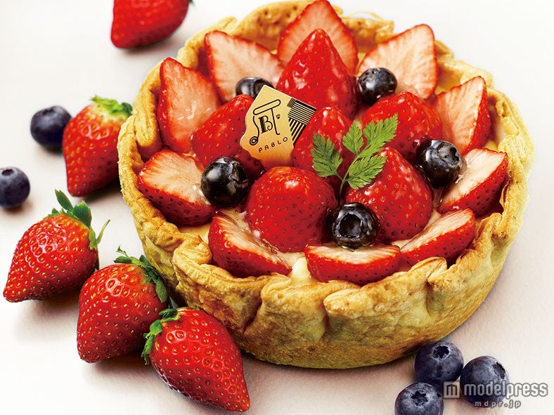 「季節限定たっぷり苺とベリーのチーズタルト」2,200円（税抜）※税込2,376円 〈X'masver.2,500円（税抜）※2,700円（税込）〉