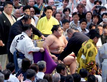 好調の若ノ勝が負傷、車いすで運ばれる 師匠の元貴景勝「好事魔多し、いい時にケガをする」【大相撲】