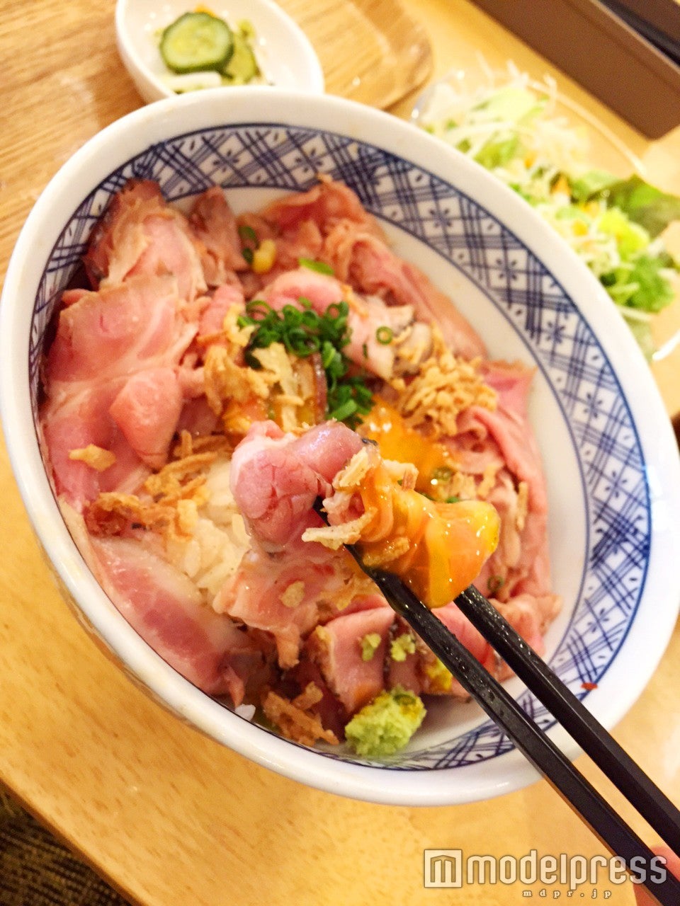 卵黄やフライドオニオンを絡めれば最後まで美味しく味わえる（C）モデルプレス