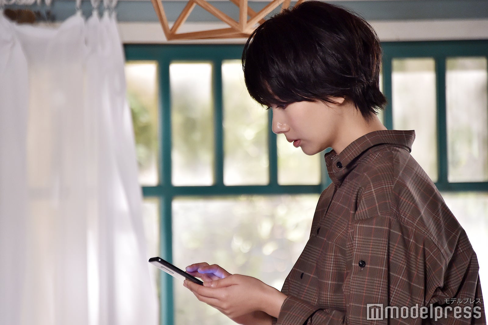 さやかが見つめる先には…？（C）モデルプレス