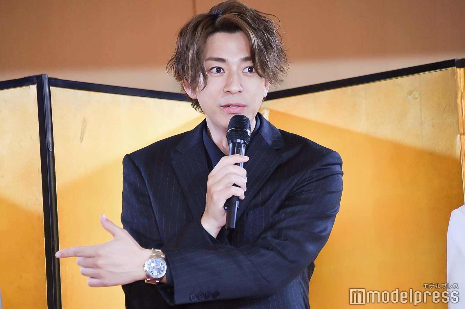 八木勇征の食べる量の多さを熱弁する三浦翔平（C）モデルプレス