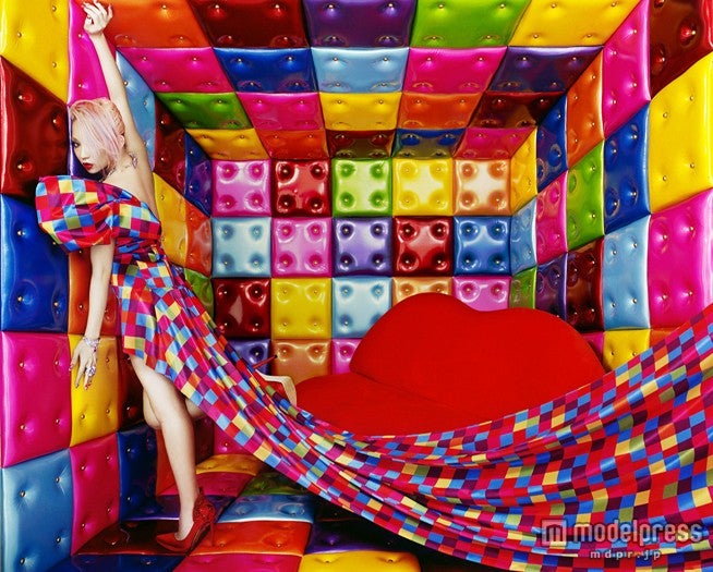 カラフルに彩られた楽曲を象徴する“カラーブロック”バージョンのジャケット