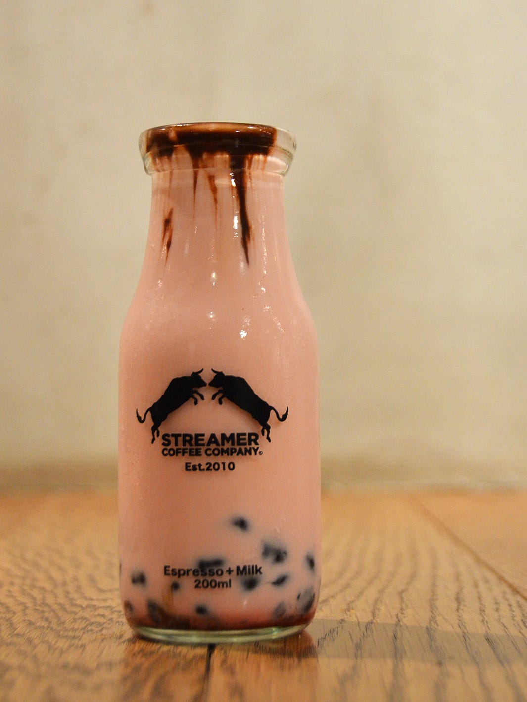 ストリーマー コーヒーカンパニー新作「サクラバブルラテ」は桜&いちごのタピオカドリンク