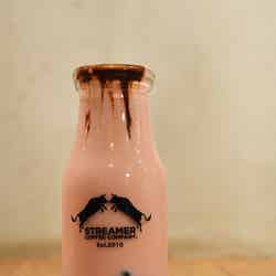 サクラバブルラテ(店内用)/画像提供:スプレンダー