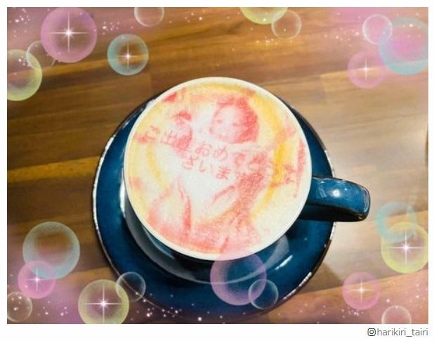 平愛梨の第4子が描かれた“赤ちゃんカフェオレ”／平愛梨公式Instagramより