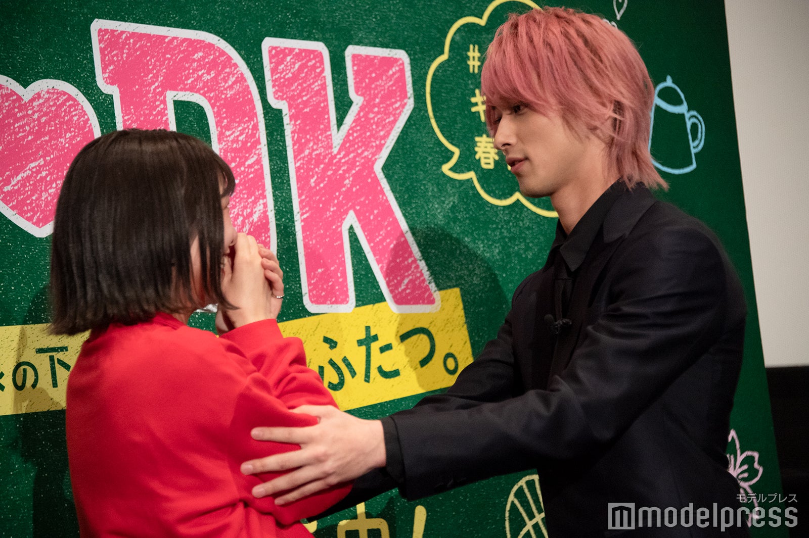 優しく引き寄せる横浜流星 （C）モデルプレス