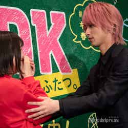 映画「L◆DK」舞台挨拶でファンに壁ドンをする横浜写真（C）モデルプレス