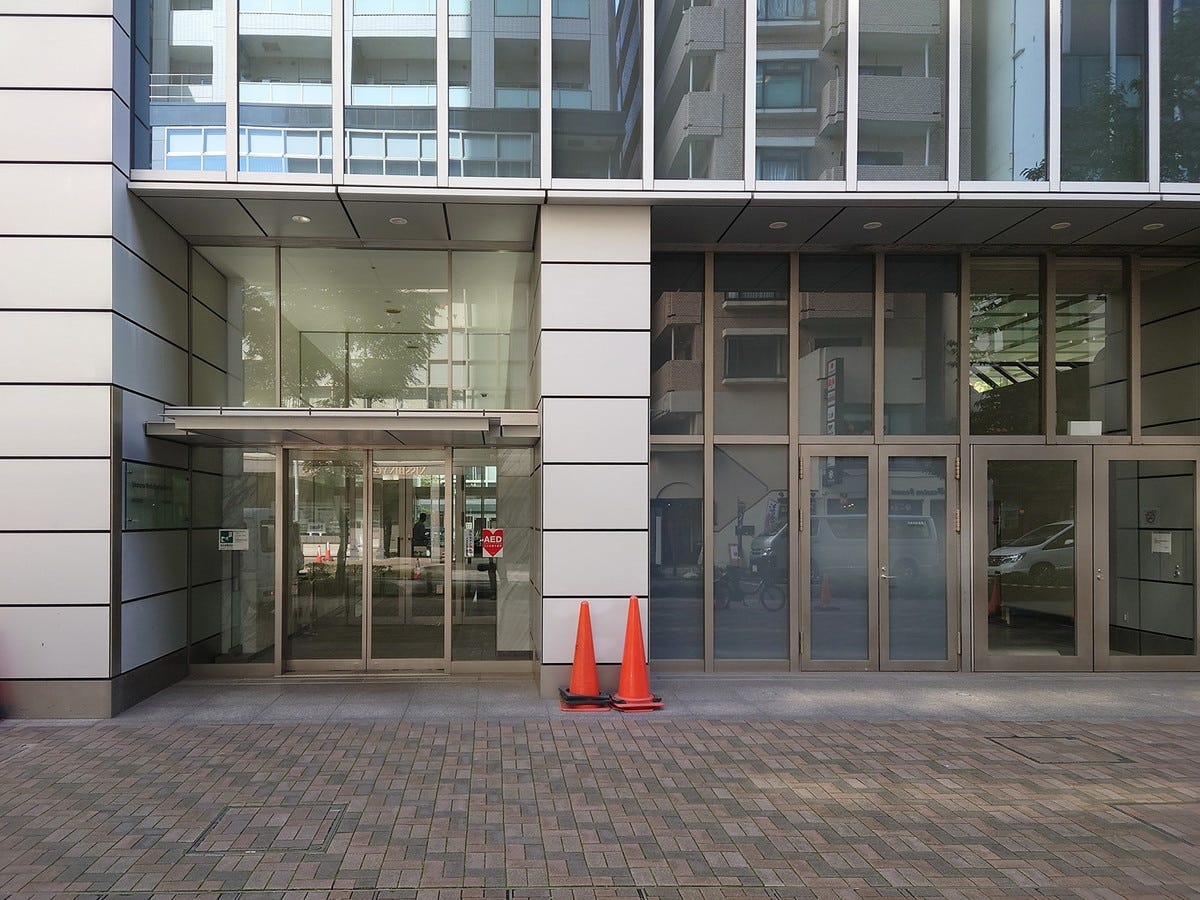 「横浜テレビ」のエントランスとして登場した「横浜メディア・ビジネスセンター」