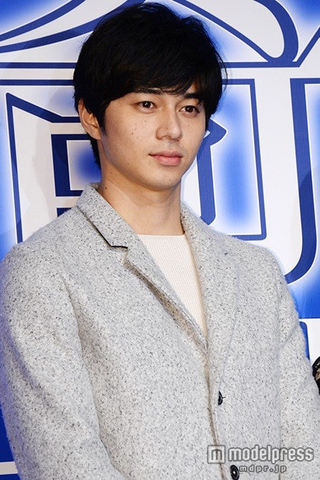 東出昌大、ホテルで笑顔の練習？