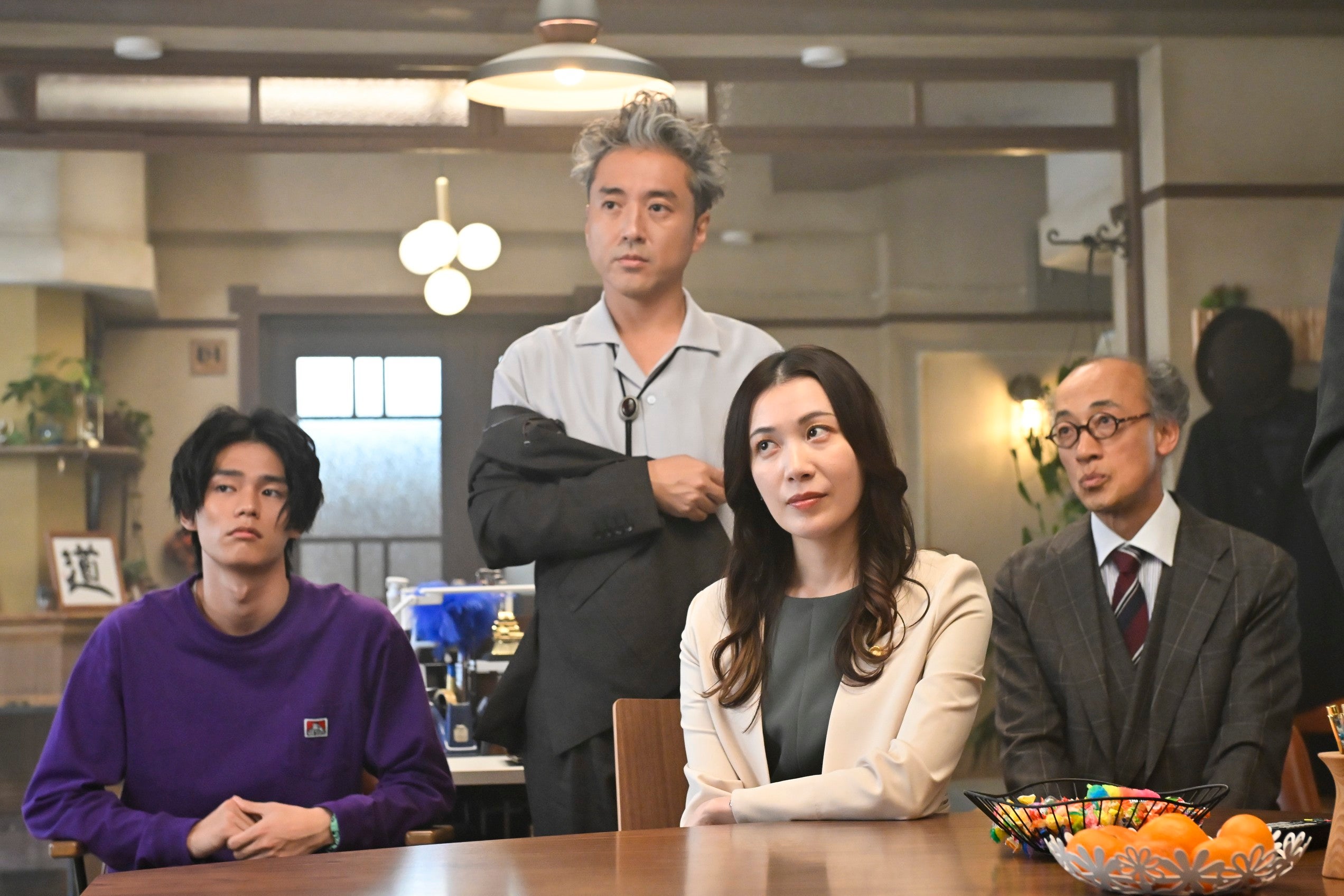 （左から）日向亘、ムロツヨシ、村川絵梨、酒向芳「うちの弁護士は手がかかる」第8話より（C）フジテレビ