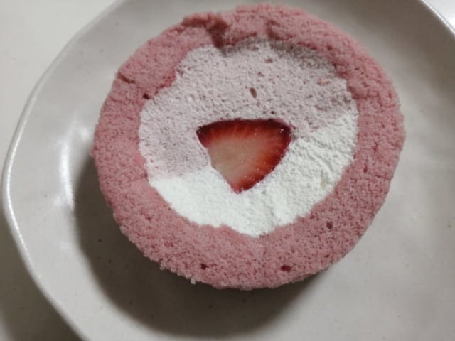 《ローソン》いちごみるくロールケーキ上から
