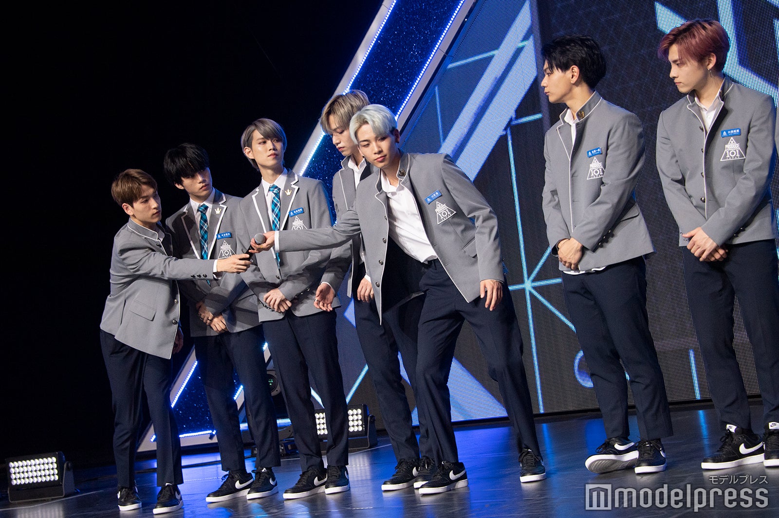 マイクを受け渡すメンバー（C）モデルプレス