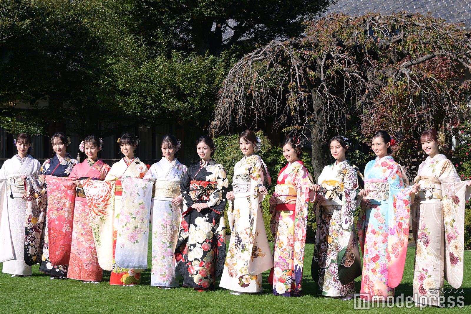 （左から）宮本茉由、本田望結、ギュナイ滝美、大角ゆき、井元彩花、小芝風花、高橋ひかる、井頭愛海、玉田志織、近藤ゆら、尾碕真花（C）モデルプレス