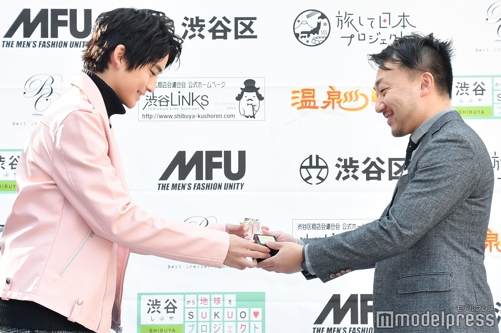 （左）高橋文哉（C）モデルプレス