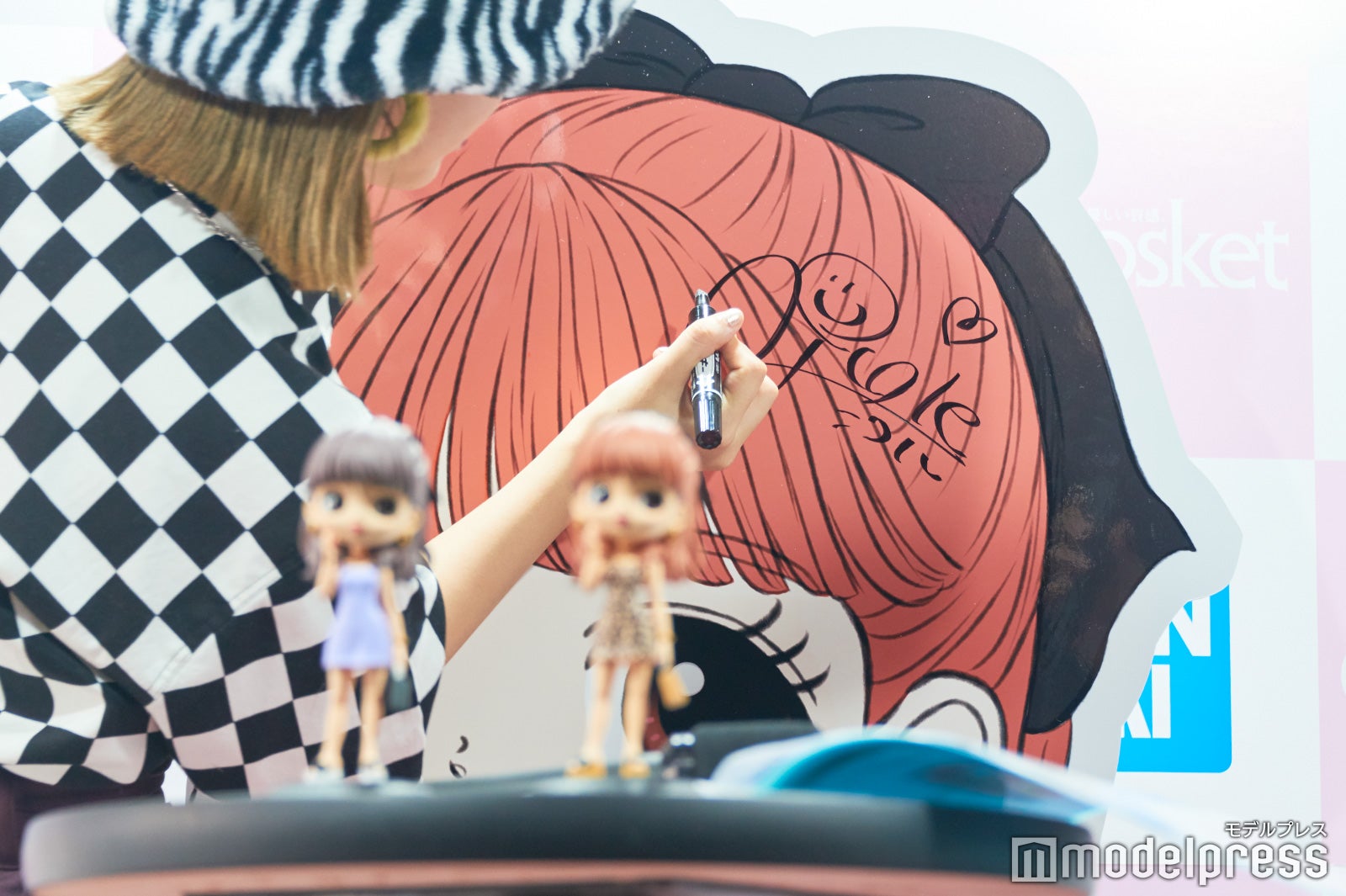 最後はパネルにサイン（C）モデルプレス