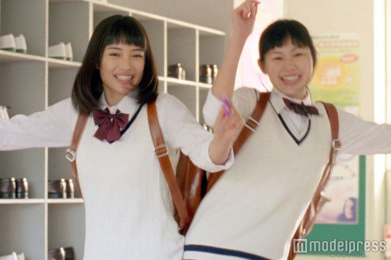 （左から）広瀬すず、南乃彩希／画像提供：ロッテ