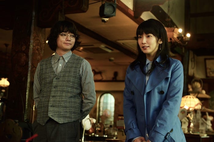 染谷将太、吉岡里帆(C)2019「パラレルワールド・ラブストーリー」製作委員会(C)東野圭吾/講談社