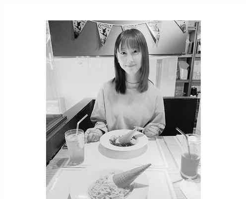 松井玲奈、すっぴん食事会ショットに絶賛の声「モノクロでも輝いてる」