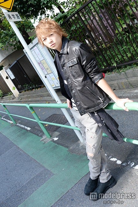 RYUJI/ジャケット「GUILD PRIME」、Tシャツ「WHATEVER WORKS by DOARAT」、パンツ「XX FOUR」、シューズ「PADRONE」