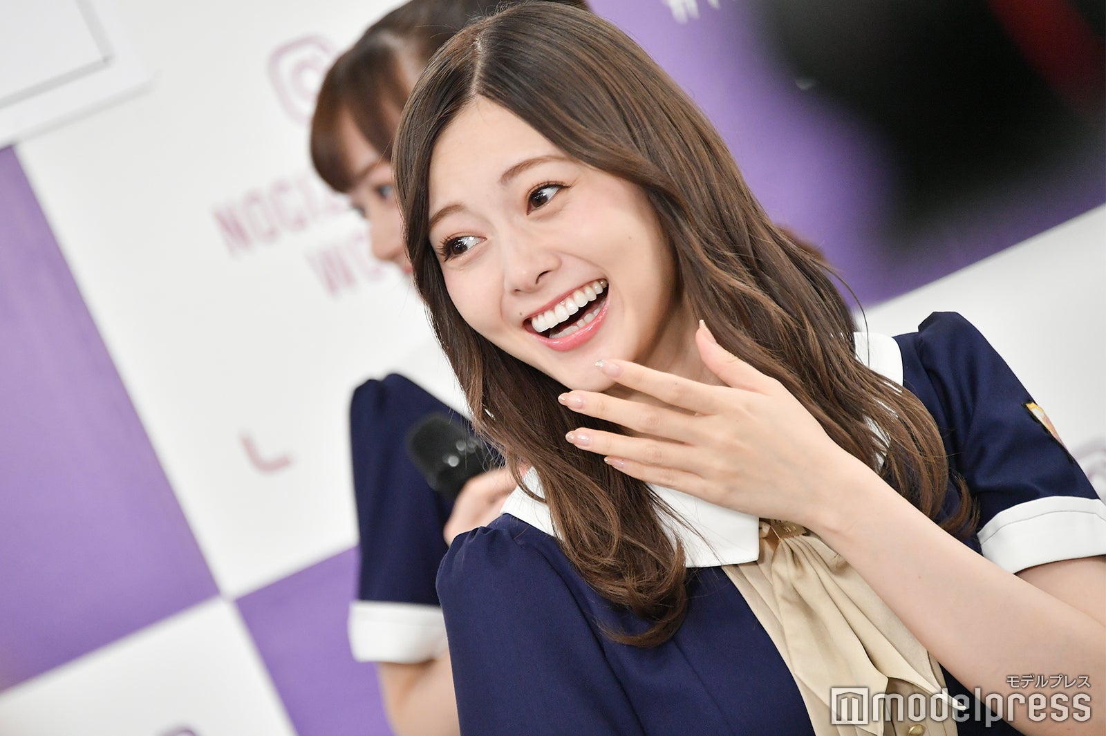 突然看板が落ちてきて驚く白石麻衣 （C）モデルプレス