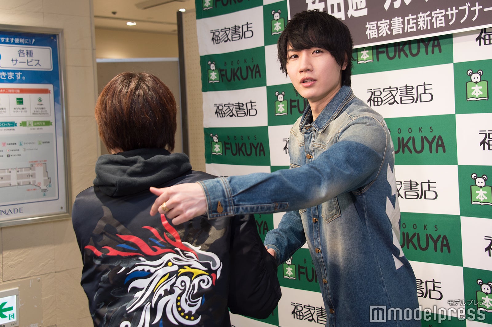 「これも僕がデザインしました！」と報道陣にアピールする桜田通（C）モデルプレス