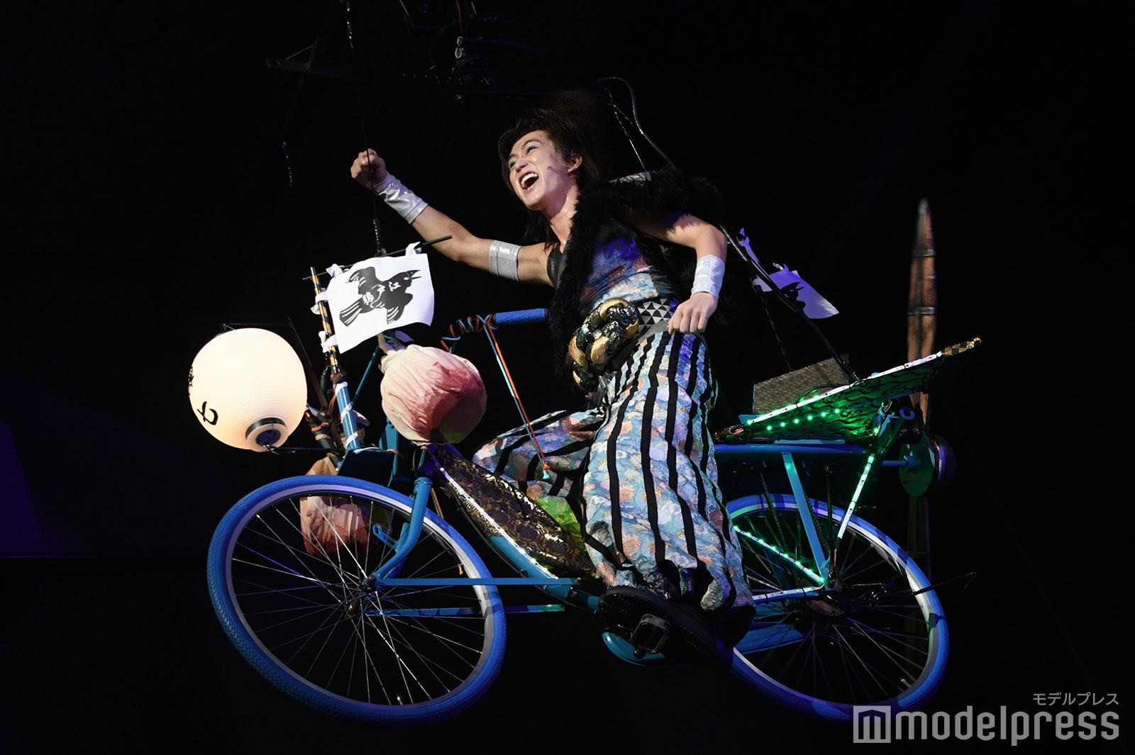 新橋演舞場で高らかに舞い笑顔が輝く橋本涼「劇走江戸鴉～チャリンコ傾奇組～」ゲネプロ（C）モデルプレス