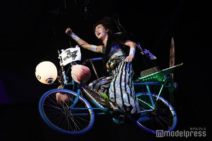 新橋演舞場で高らかに舞い笑顔が輝く橋本涼「劇走江戸鴉~チャリンコ傾奇組~」ゲネプロ(C)モデルプレス