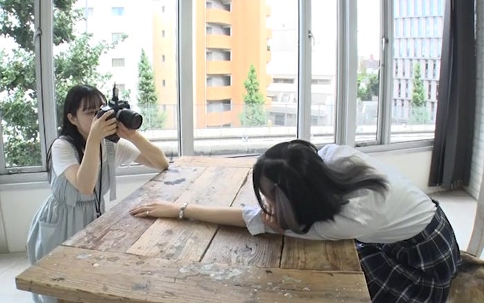 (左から)モデルプレス記者、浅見めい(提供写真)