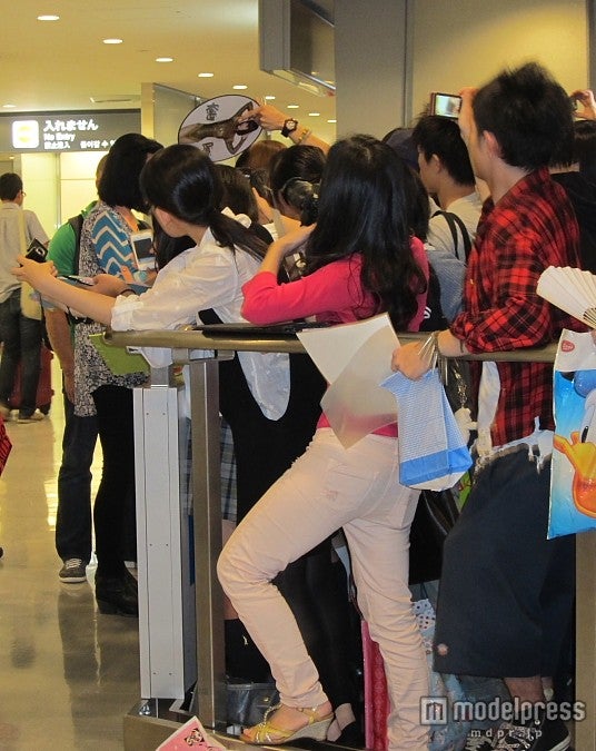 待っていたファンにサイン。