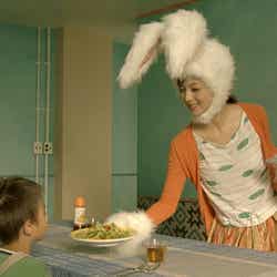 佐々木希、CM「お母さんはウサギ」篇より