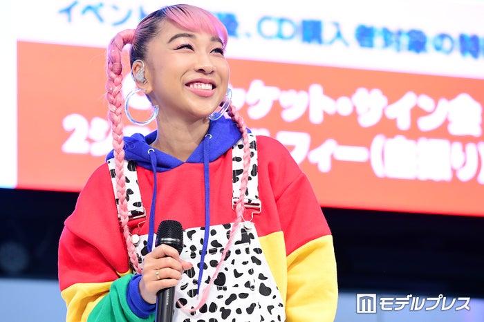 青山テルマ 青髪イメチェンで医療従事者へ感謝 新ヘアに絶賛の声 モデルプレス