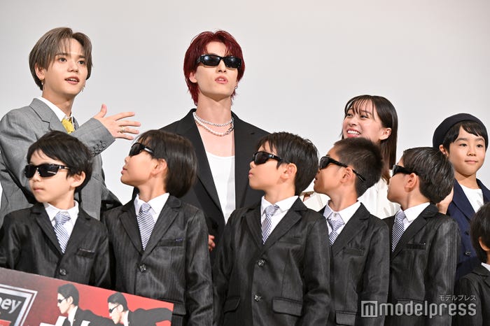 中島颯太、ハンターに扮する金城碧海、田鍋梨々花、川原瑛都(C)モデルプレス