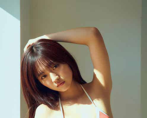 豊田ルナ、美くびれ際立つビキニ姿で魅了
