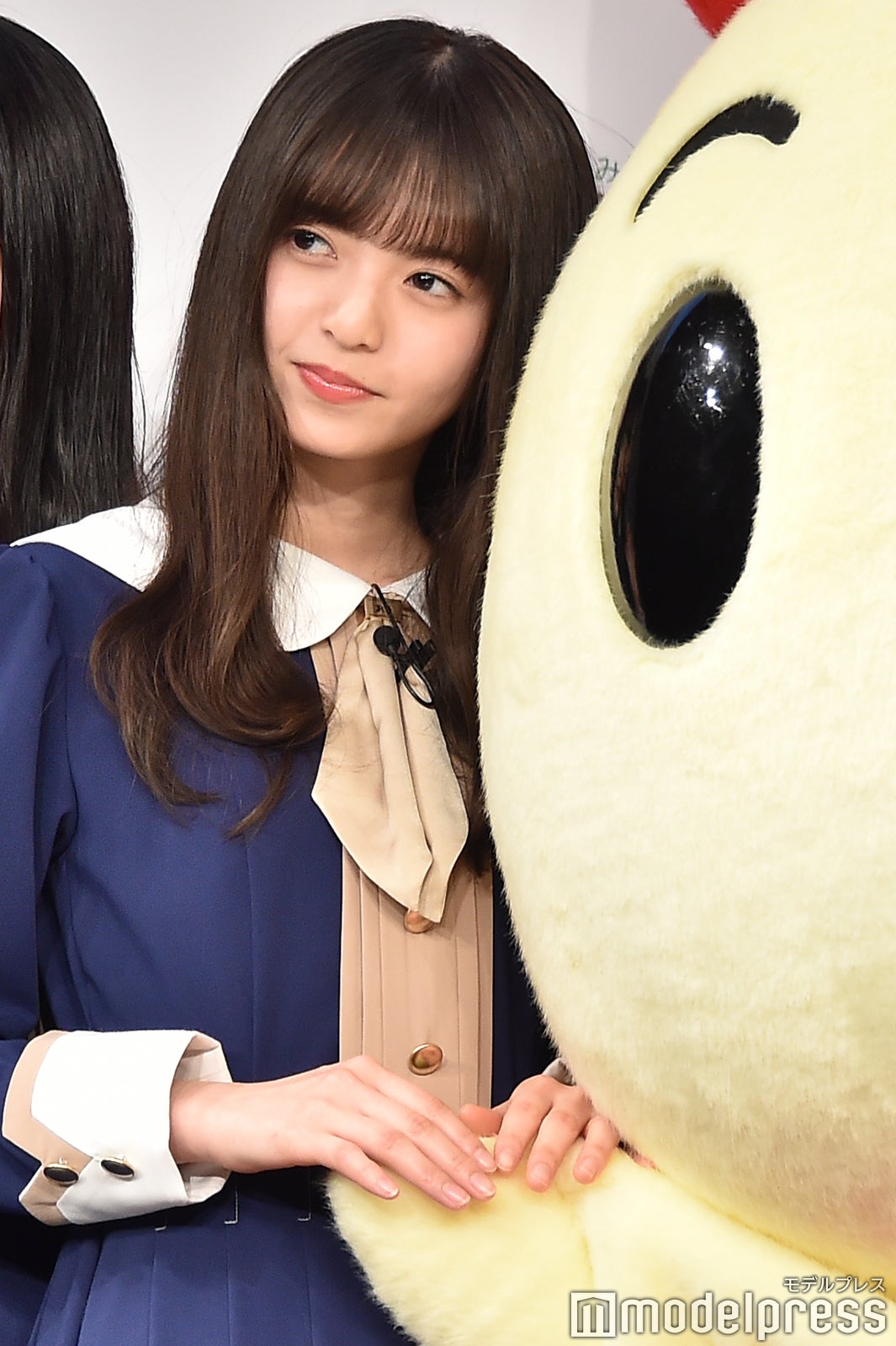 齋藤飛鳥、けんけつちゃんと手つなぎ （C）モデルプレス