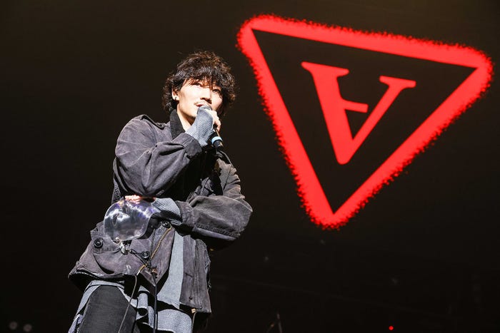 綾野剛 Uverworldライブにサプライズ登場 アバランチ 主題歌初披露を見届ける モデルプレス 綾野剛 Uverworldライブにサプライズ登場 アバランチ 主題歌初披露を見届ける モデルプレス