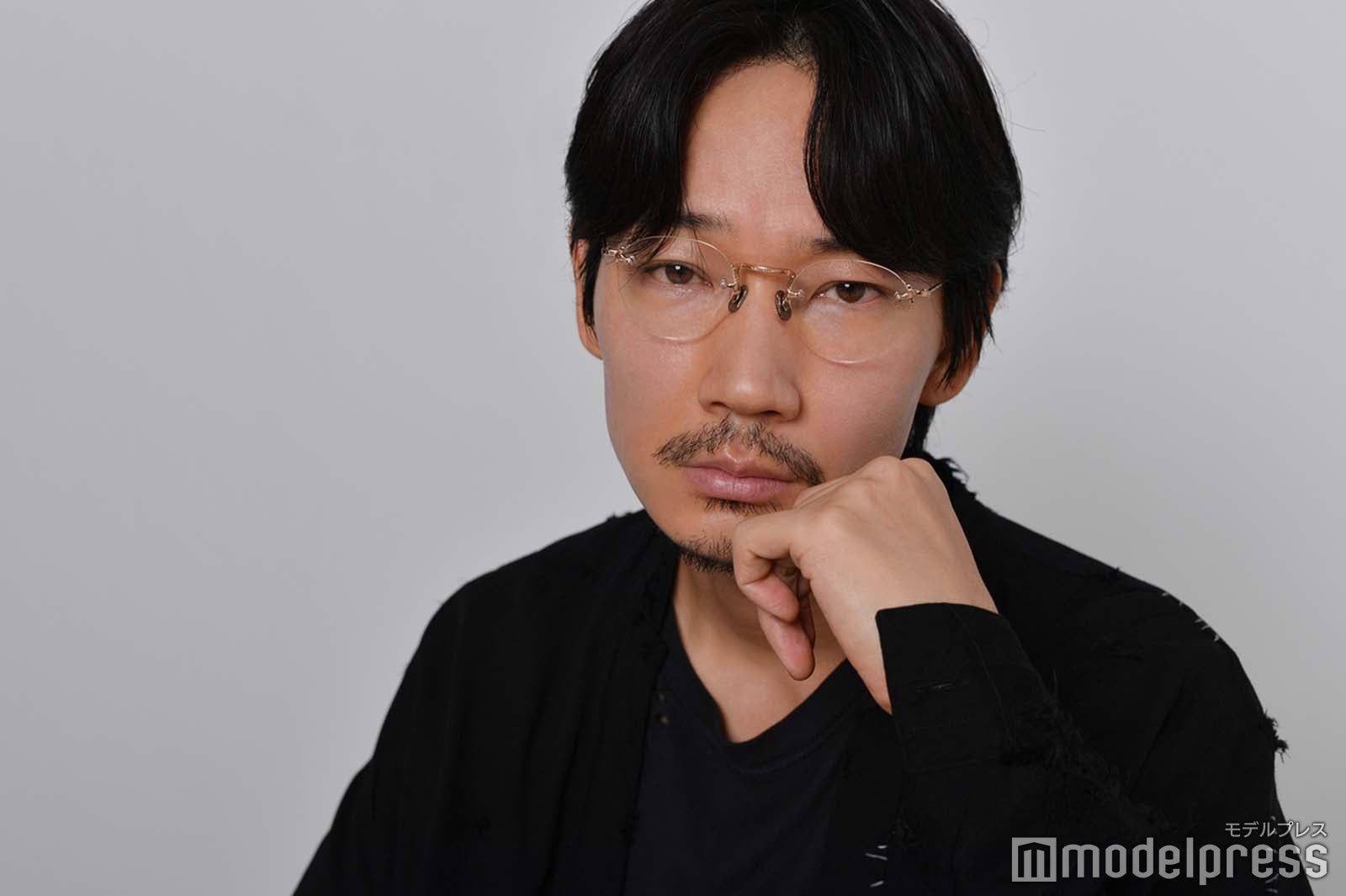綾野剛「僕の片思いが届いた瞬間」写真家・操上和美氏との“血肉