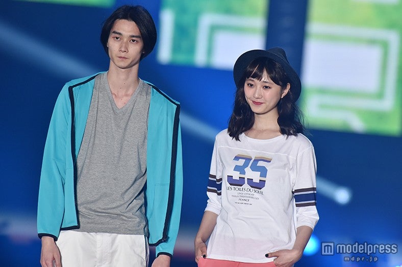 （左から）栁俊太郎、鈴木友菜