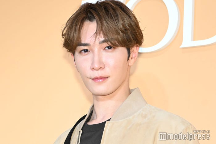 お気に入りのバッグを肩にかけフォトセッションに臨んだ渡辺翔太(C)モデルプレス