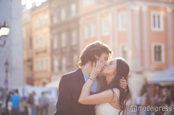 思わずキスしたくなってしまうような女性を目指してみて(Photo-by-George-Dolgikh/Fotolia)